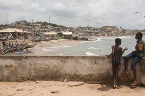 في غانا، أراضٍ يغمرها البحر